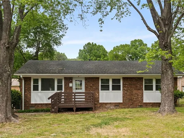 4 Carpenter Ct, Greensboro, NC 27403