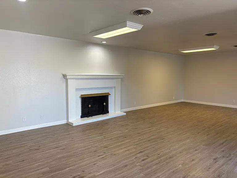 1413 Ventura Ave — Photo 3