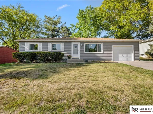 8310 Chestnut Ln, Lincoln, NE 68510