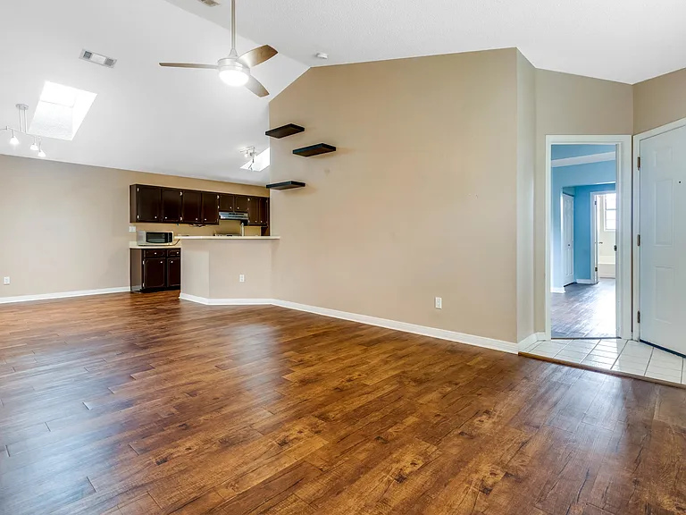 2060 Cambridge Cir — Photo 4