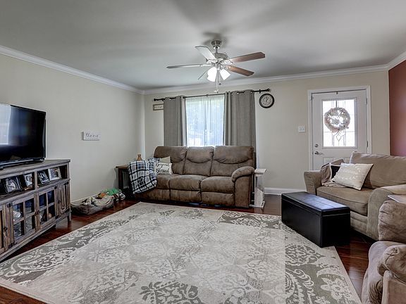 4th image of 313 East Dr