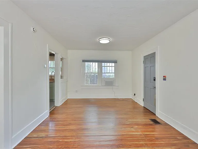 340 Moffett Ct N — Photo 3