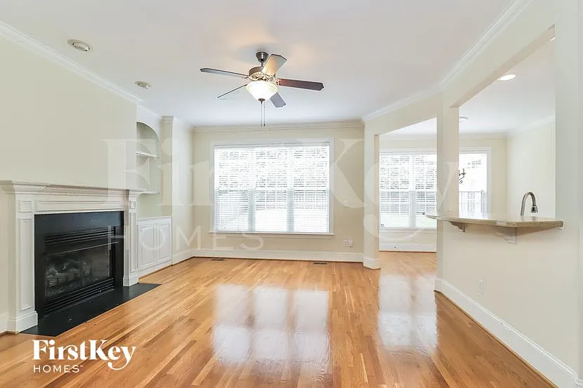 4 bed, 3.5 bath, 2706 sqft, $2,915 — Photo 4
