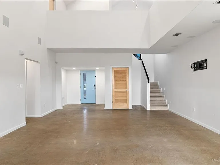 1912 Silverton Cir — Photo 3