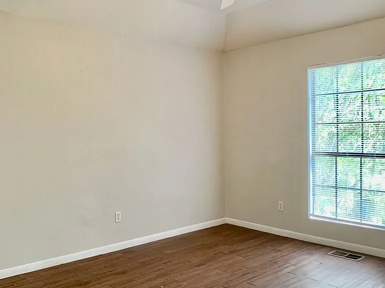 1628 Gordon St — Photo 6