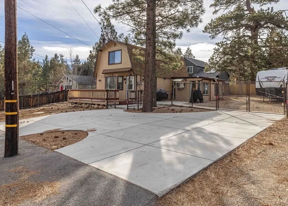 480 Spruce Ln