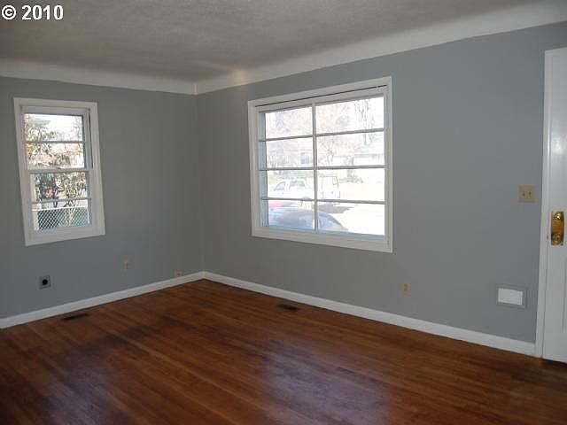 2nd image of 8902 NE Sacramento St
