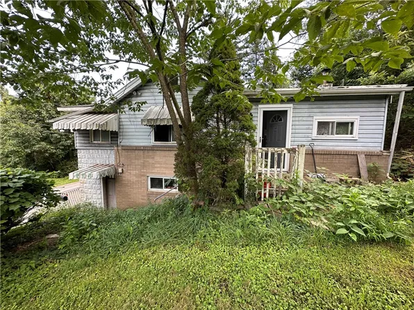 7051 Pleasant Valley Rd, Irwin, PA 15642