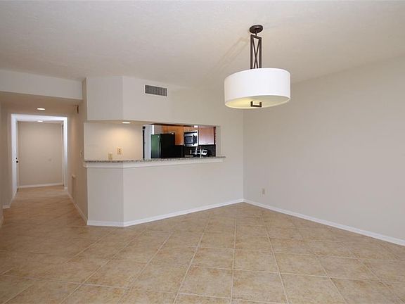 4th image of 825 S Osprey Ave APT 204