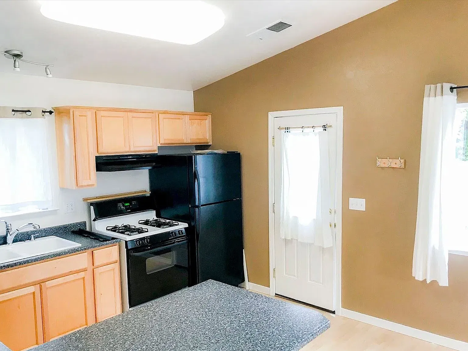 4900 Amigo Ct — Photo 4
