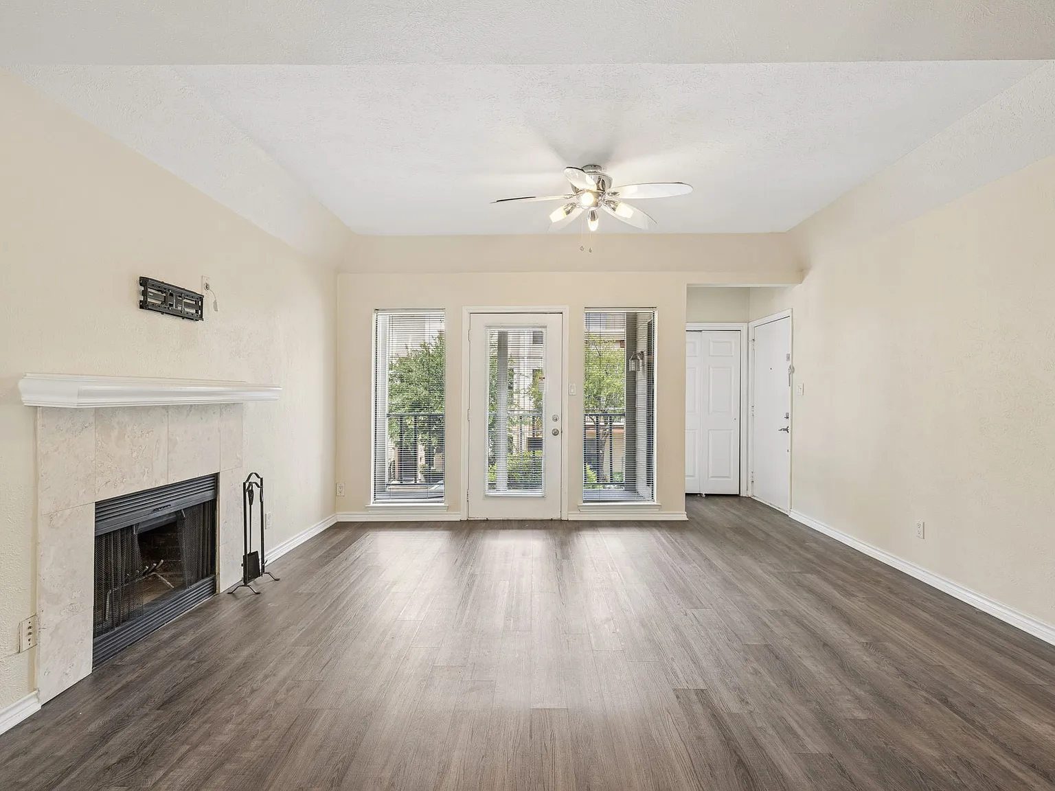 2 bed, 1.5 bath, 926 sqft, $1,750 — Photo 1