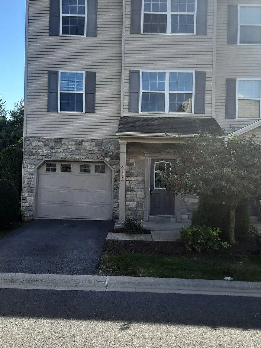 3 bed, 2.5 bath, 1920 sqft, $2,195 — Photo 1