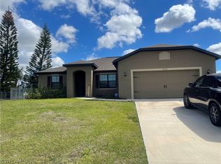 2121 NE 2nd Place Cpe, Coral, FL 33909