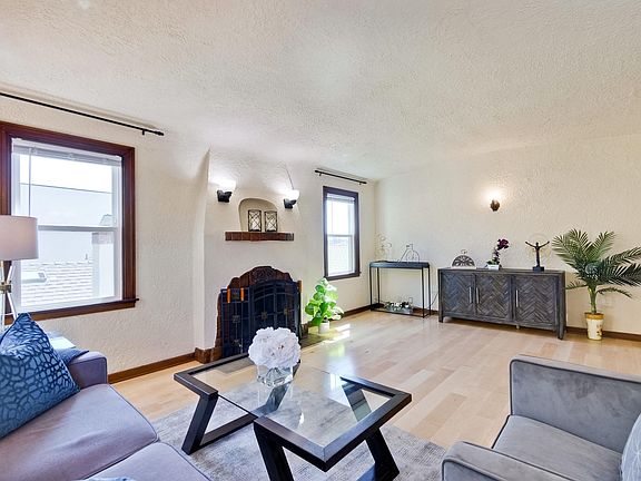 5th image of 1089 Lincoln Ave
