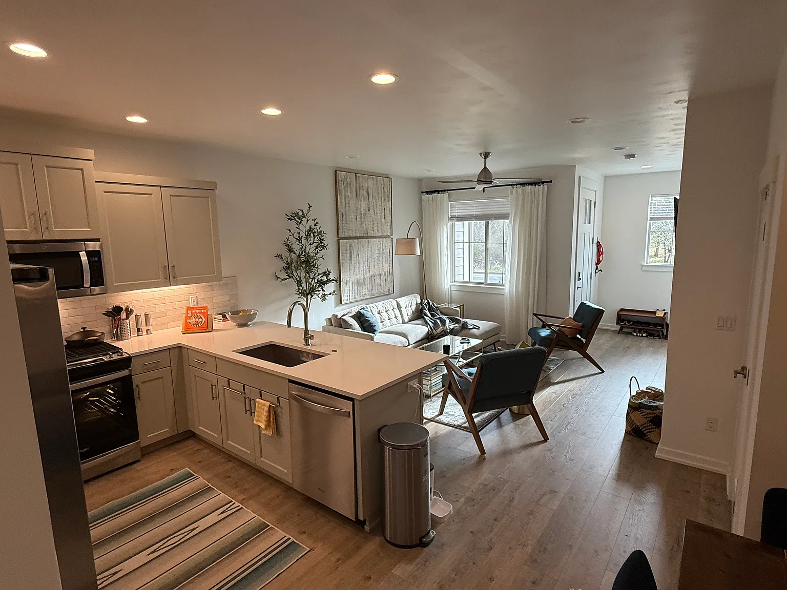 3 bed, 2.5 bath, 1520 sqft, $2,579 — Photo 2