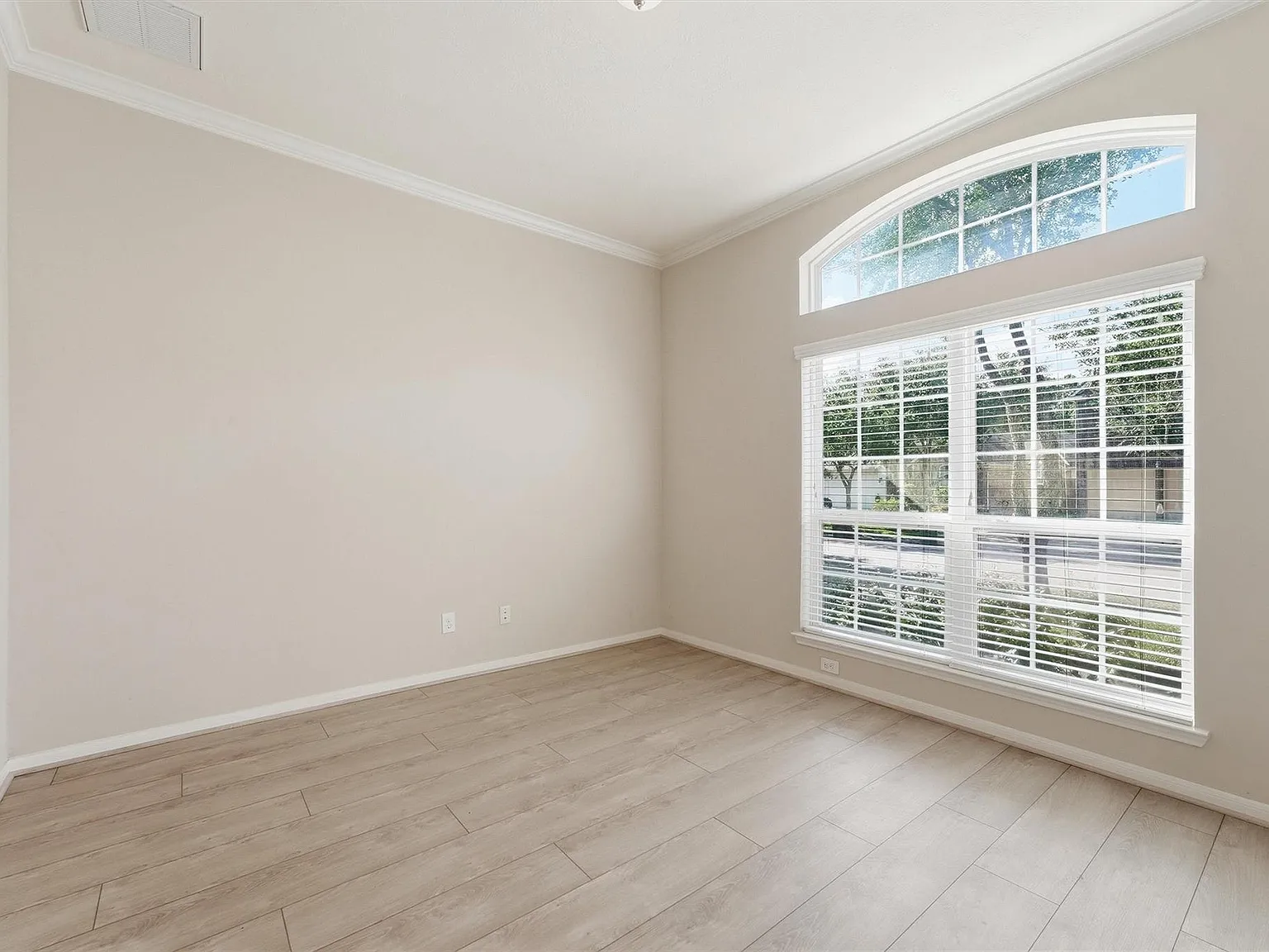 3 bed, 2.0 bath, 1899 sqft, $2,700 — Photo 4