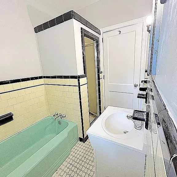 2100 Gloucester St — Photo 11