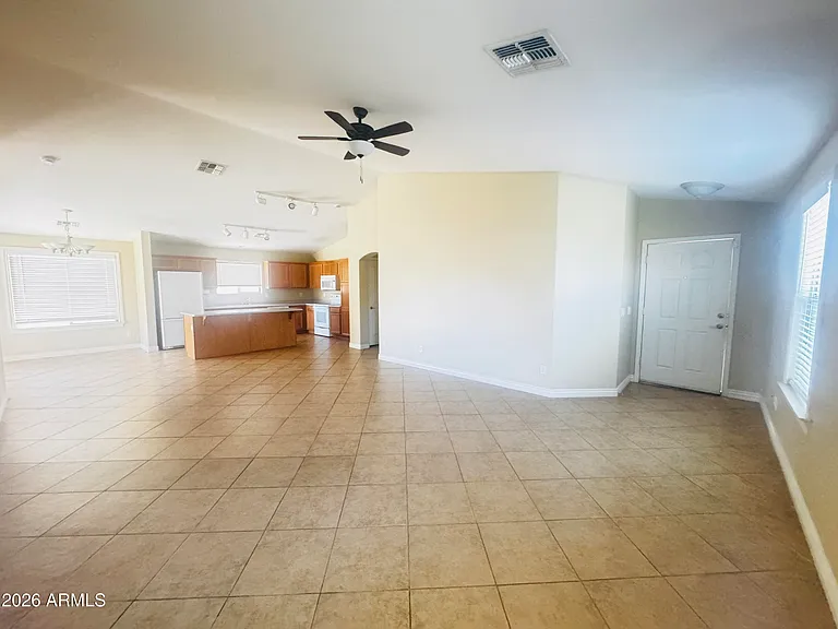 2927 E Mead Dr — Photo 2