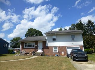 325 W Race St, Fleetwood, PA 19522