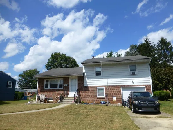 325 W Race St, Fleetwood, PA 19522