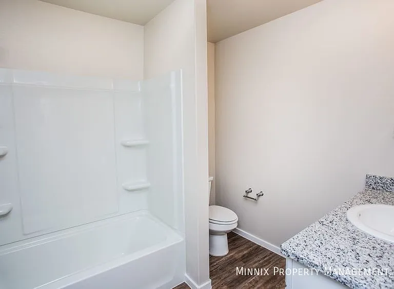 2035 Kenwood Ave — Photo 9