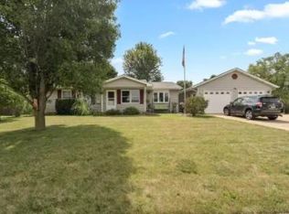 2201 Robin Rd, Mahomet, IL 61853
