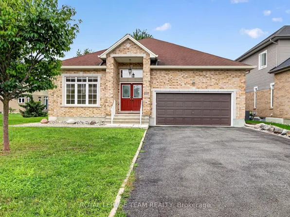 201 Trailgate St, Ottawa, ON K1V 0Z9