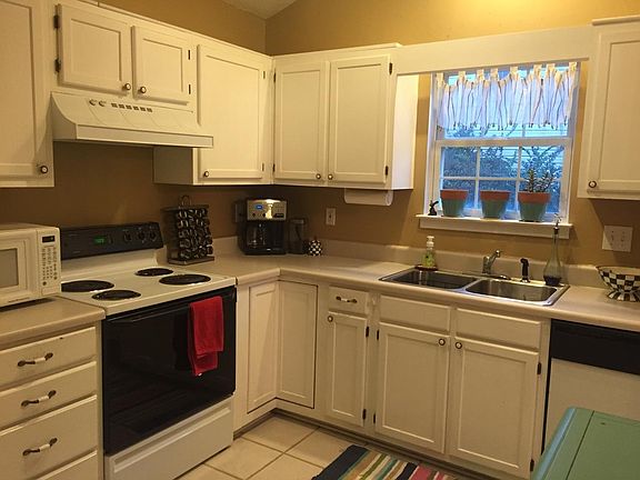4th image of 11 Hazeltine Ct
