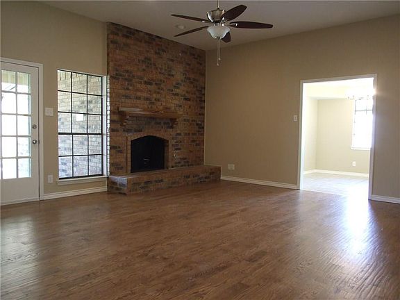 3rd image of 2407 Oakwood Dr