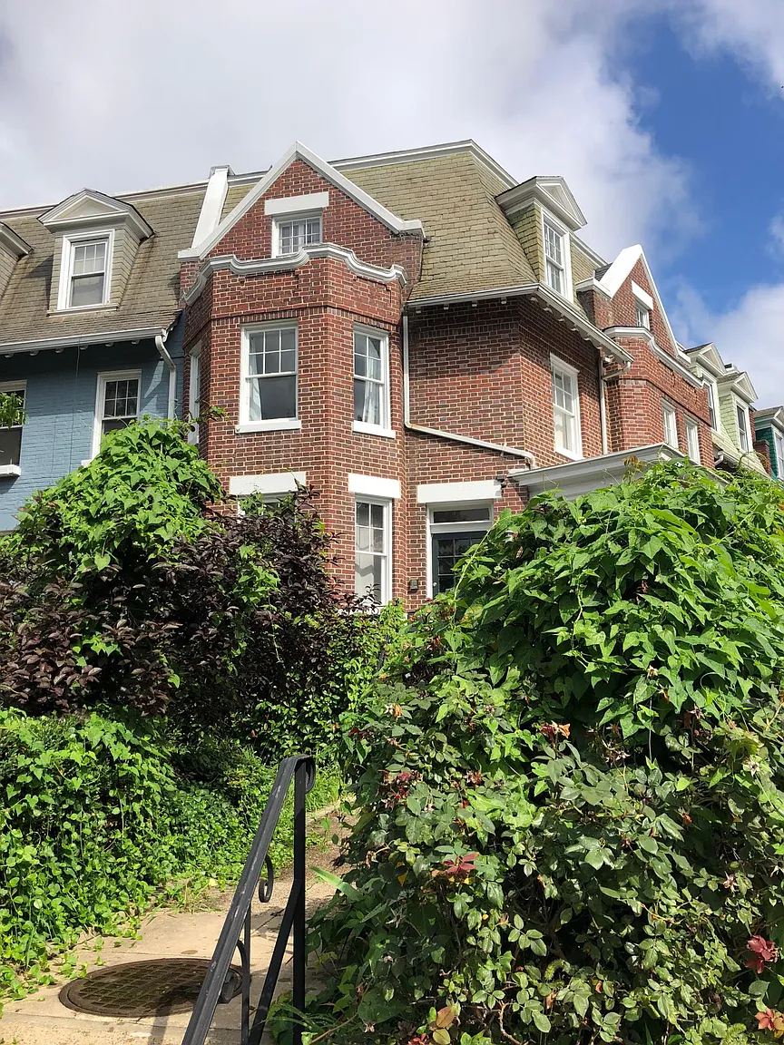 672 Maryland Ave NE photo 1
