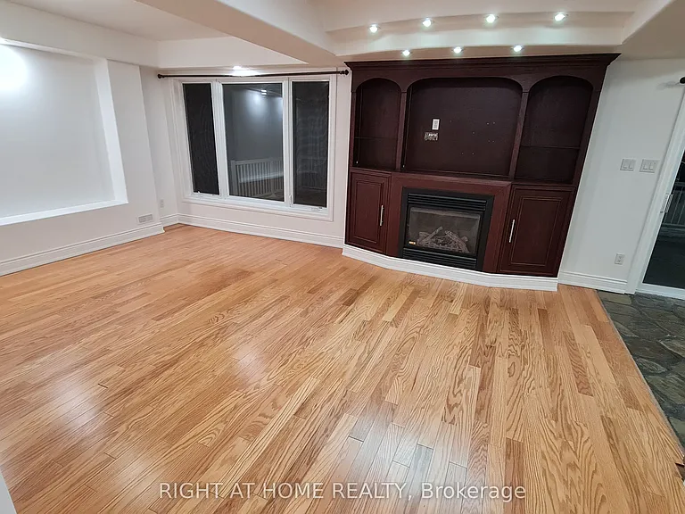 172 Lena Cres #2 — Photo 9