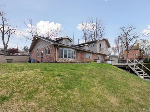 3562 Lakeview Dr, Highland, MI 48356