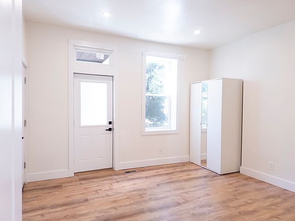 5th image of 3215 W 8th St Unit 1