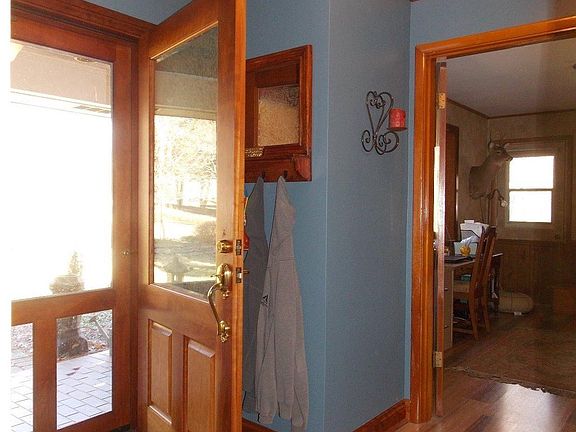 2nd image of 1295 Betty Ln