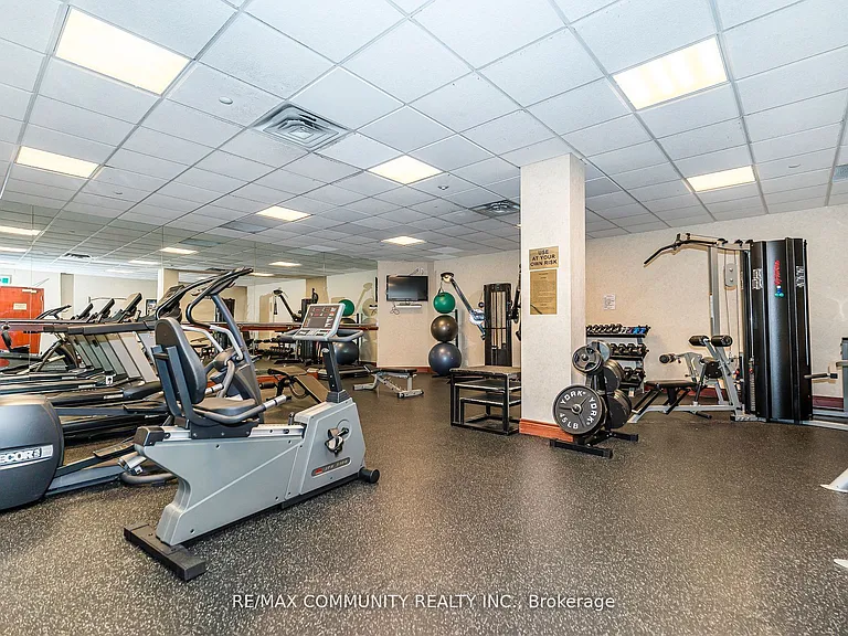 980 Yonge St #513 — Photo 36