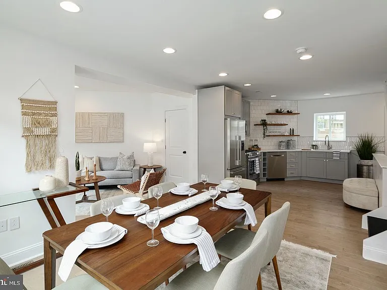 2409 Catharine St — Photo 2