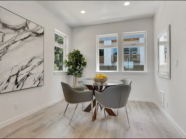 Silverlake Townhomes — Photo 8
