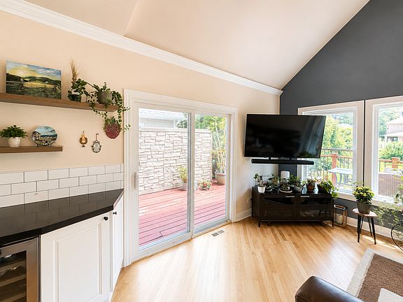 3rd image of 588 Onwentsia Ave