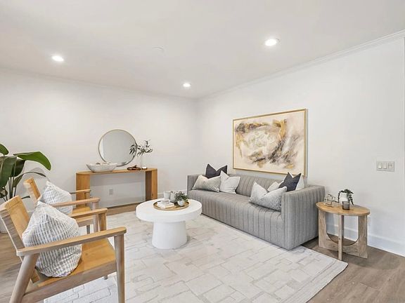 3rd image of 8503 Villa La Jolla Dr APT E
