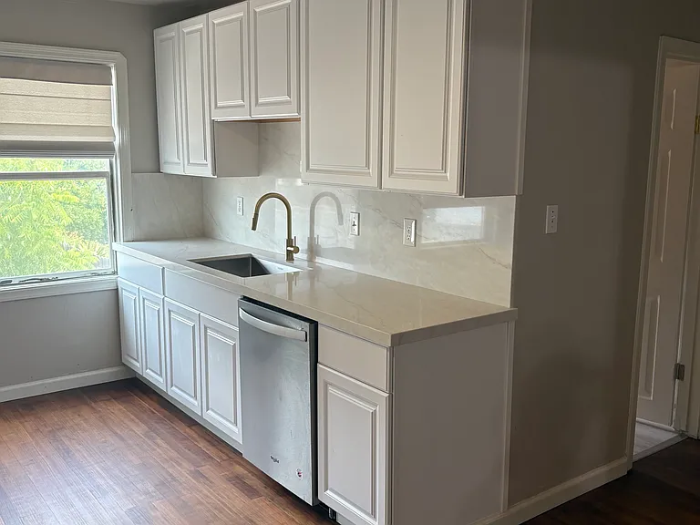 2042 Jackson Ave — Photo 10