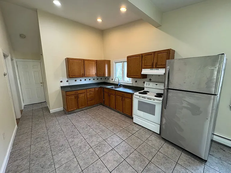 1-3 Yeaton Pl — Photo 7
