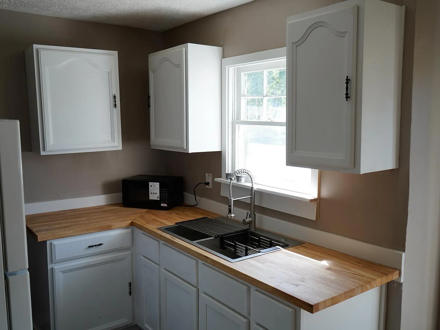 Charming 2-Bed Bungalow with Large Front & Back Yards — Photo 3