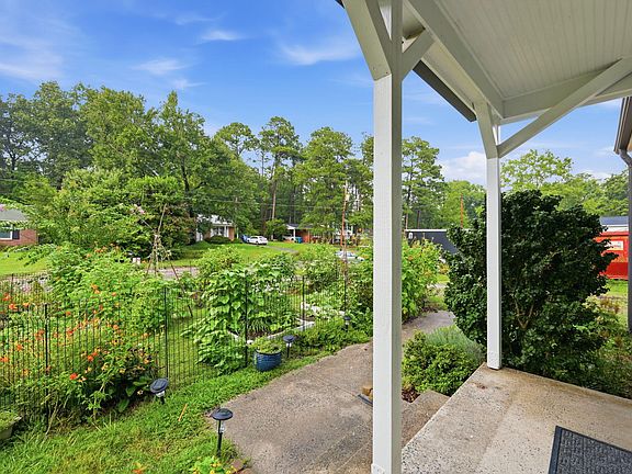 5th image of 111 Emerald Cir