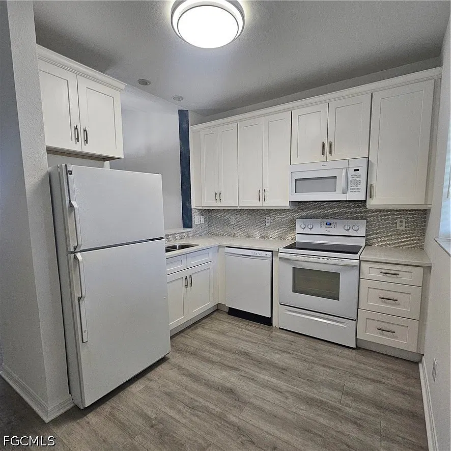 2 bed, 2.0 bath, 932 sqft, $1,350 — Photo 2