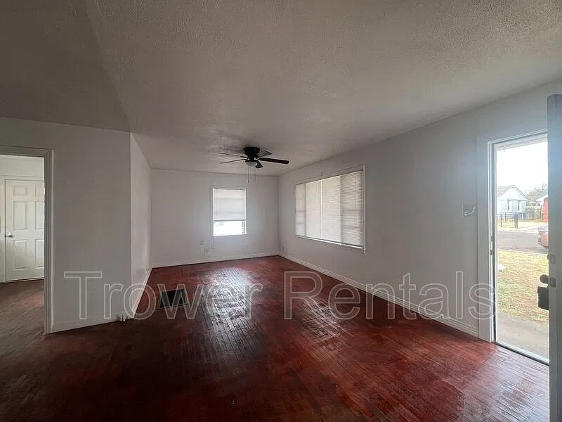 2 bed, 1.0 bath, 888 sqft, $1,300 — Photo 3
