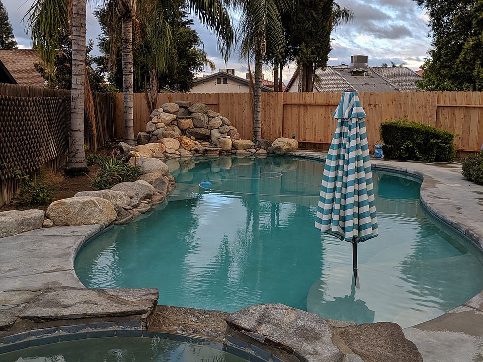 Large heated built in pool/jacuzzi