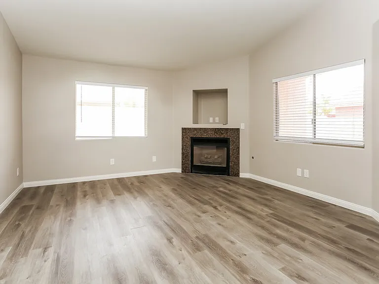 504 Stonehurst Dr — Photo 3