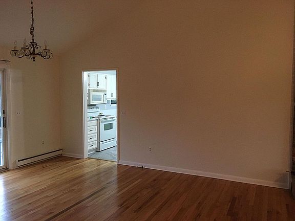 Dining area to kitchen