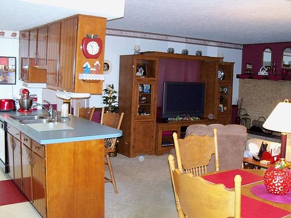 3rd image of 202 Maple Dr