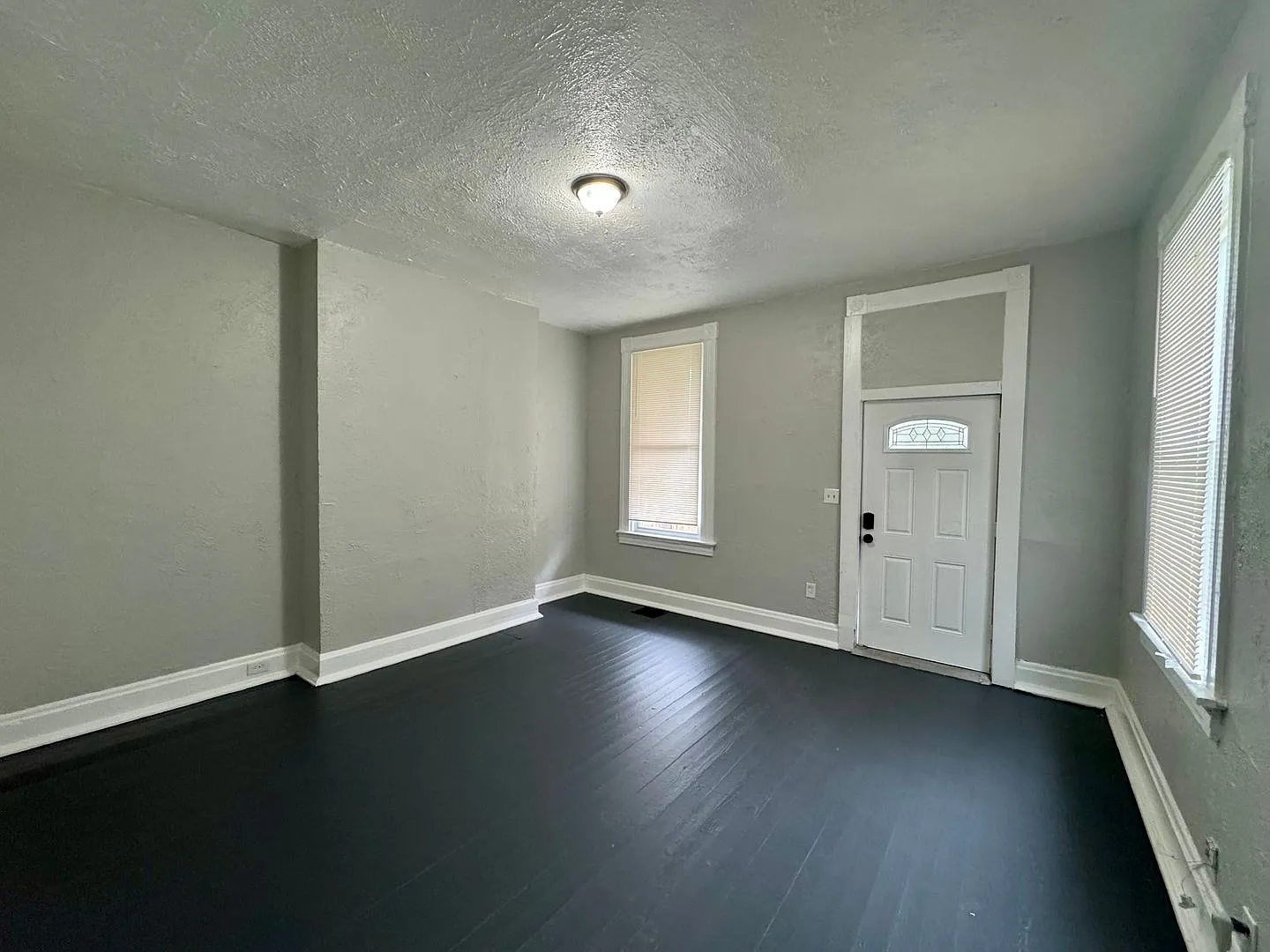 Spacious 3 Bed 2 Bath House For Rent — Photo 2